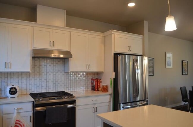 Building Photo - Spacious Master Bedroom for Rent in Modern...