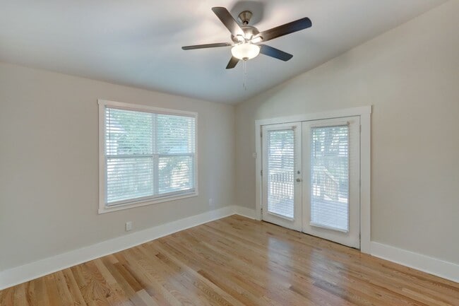 Building Photo - Renovated Three Bedroom, Two Bathroom Sing...