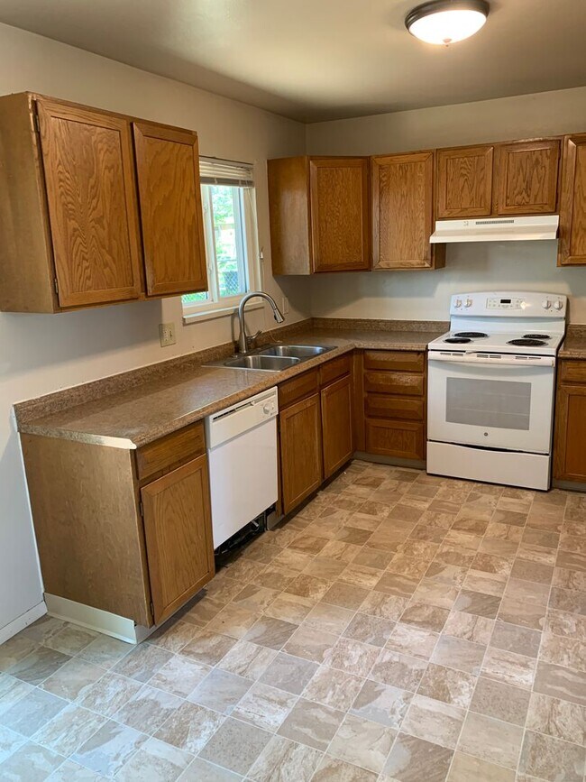 Building Photo - 3 Bed, 1.5 Bath Duplex in Central Fort Collins!