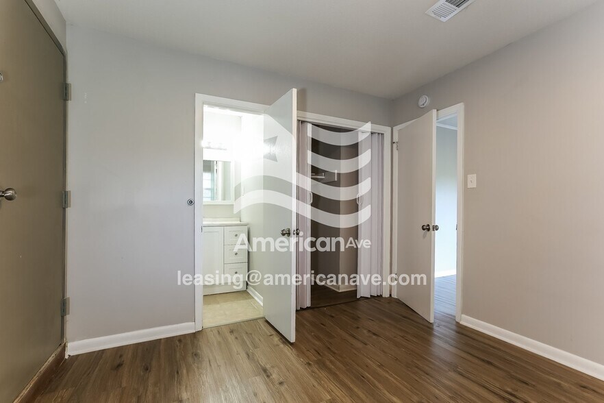 Building Photo - 2515 Montreal Dr