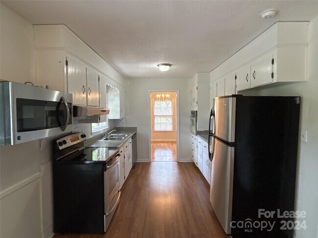 Building Photo - 4614 Cloverdale Ave