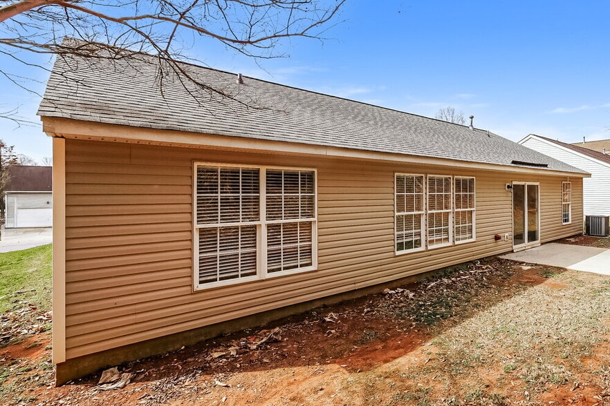 Building Photo - 2082 Chapel Creek Rd