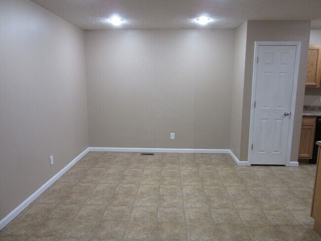 Building Photo - Large 5 Bedroom, 2 Bathroom Eastside Home - Pets Welcome*