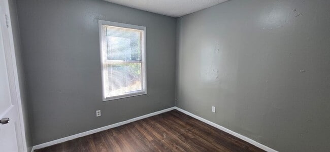 Building Photo - 3/1 Tampa Home ! Apply for FREE This Holiday Season!