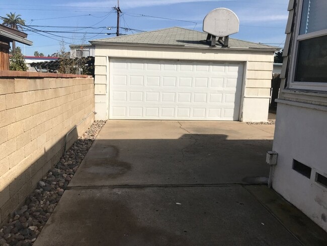 Building Photo - Beach House with Big Garage