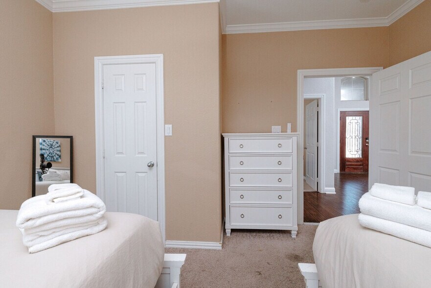 Building Photo - 3051 Falls Dr