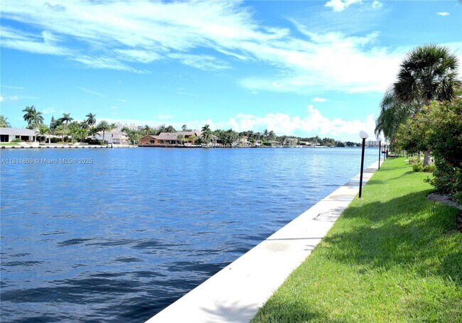 Building Photo - 6245 Bay Club Dr