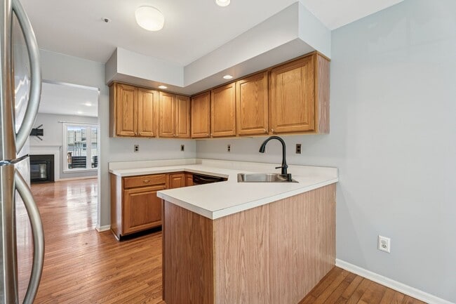Building Photo - Spacious 3 Bedroom, 2.5 Bath Townhouse in ...