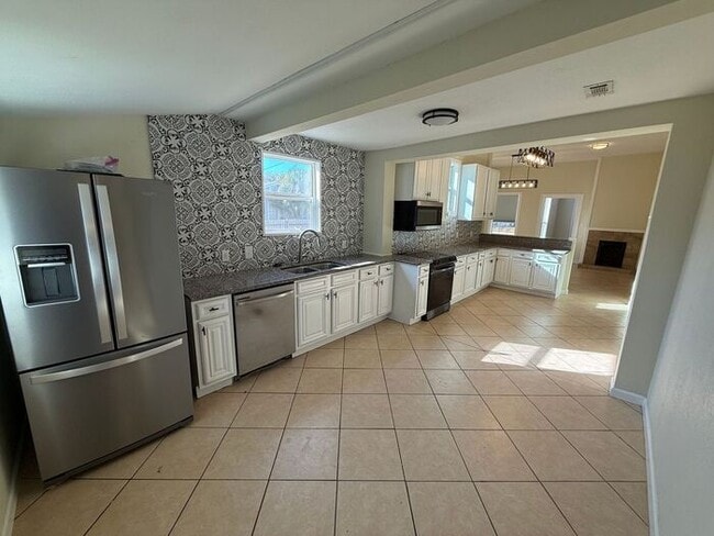 Building Photo - Pensacola - East Hill- 3 bedroom, 2 bathroom