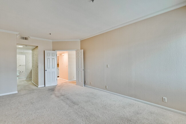 Building Photo - Large, Comfy 2BR, 2BA Condo with Convenient Location