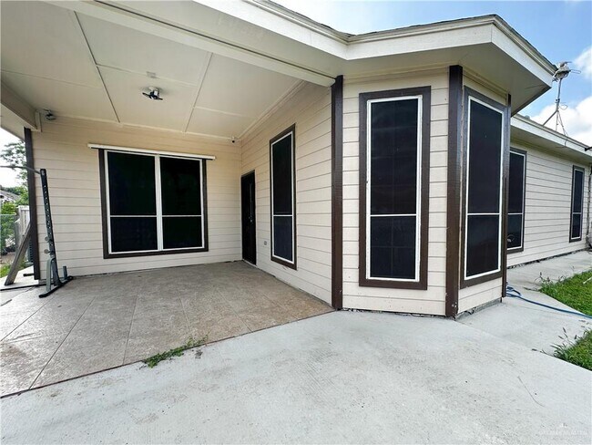 Building Photo - 16 Valencia Dr
