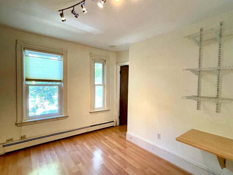 Building Photo - 14 Mead St