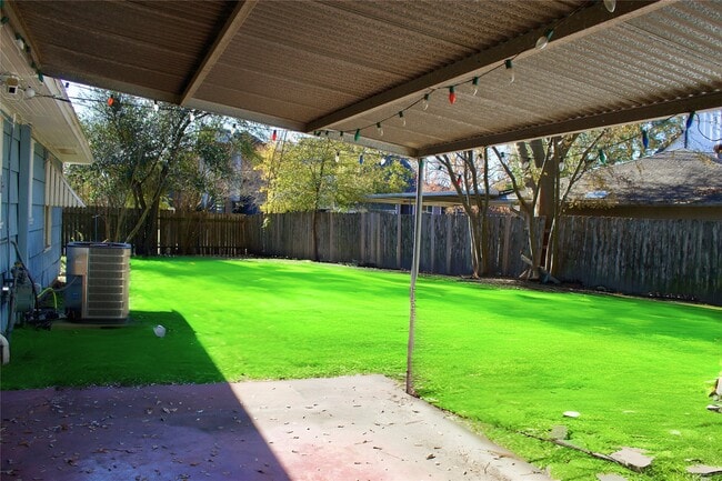 Building Photo - 1002 Waltway Dr