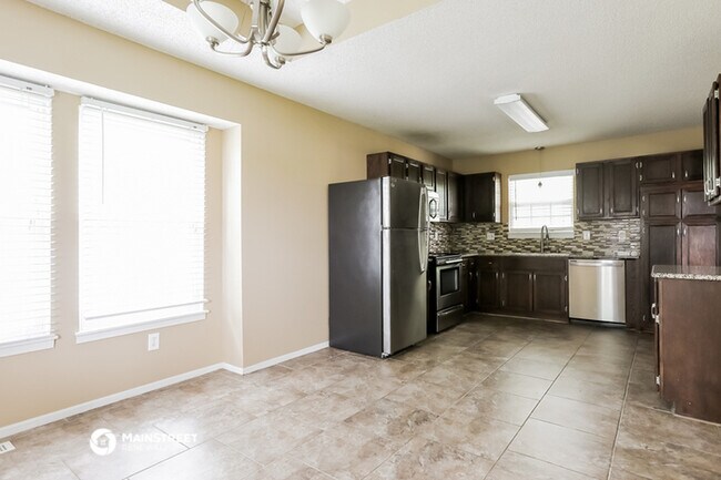 Building Photo - 1100 NE Ridgeview Dr