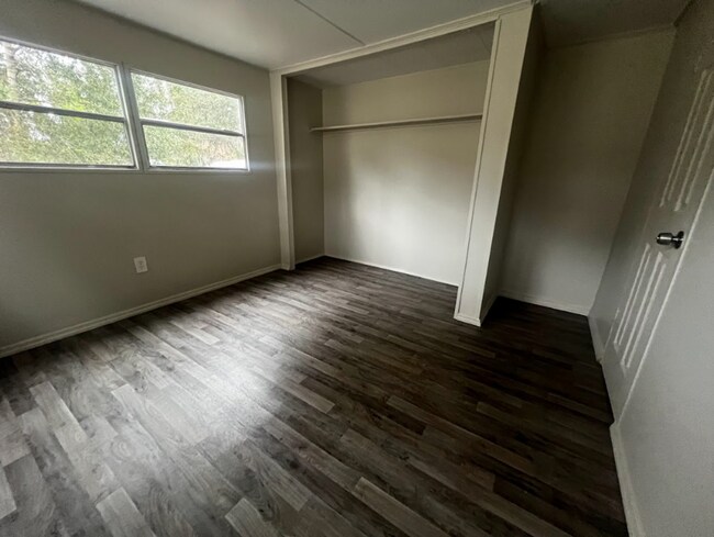 Building Photo - Newly Renovated 2/1 in Lake Front Community