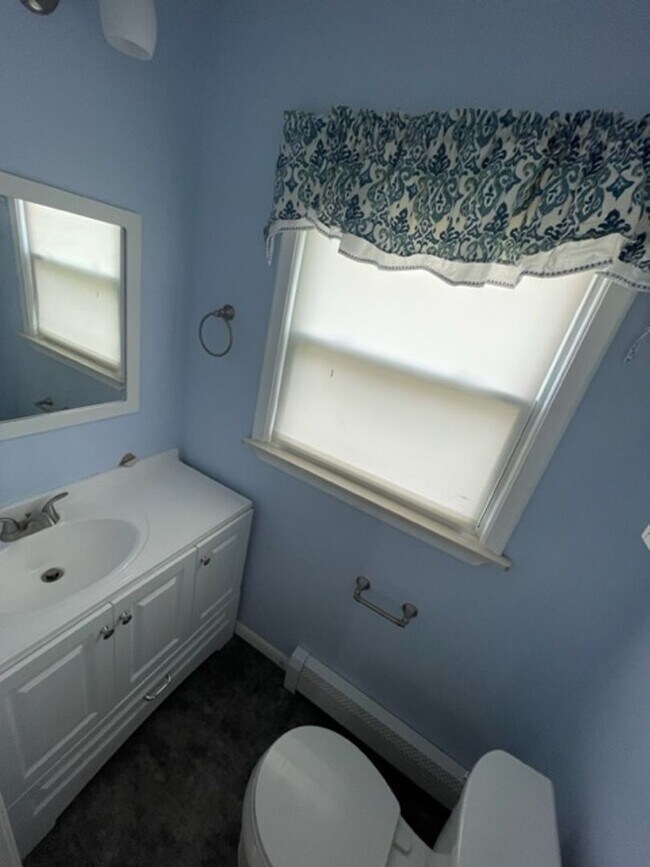 Building Photo - ADORABLE 3 BED 1.5 BATH BUNGALOW -----DEERING ST.