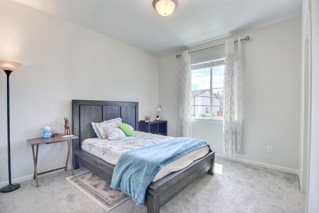 Building Photo - A true stunner in Tehaleh community!