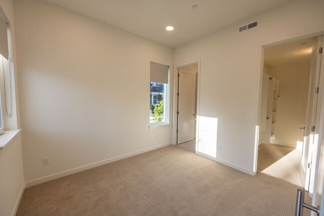 Building Photo - Riverside Townhomes - Waterfront Living in...