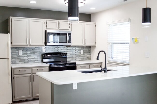 Building Photo - Columbus Station Condo-Ready to move in