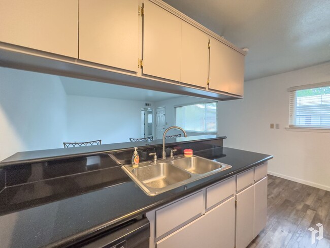 Building Photo - Beautifully Updated Condo! MOVE IN SPECIAL...