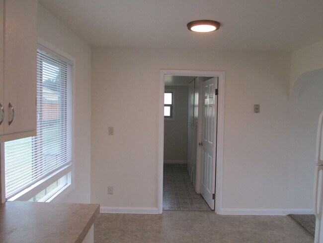 Building Photo - 2 Bedroom house in Burlington