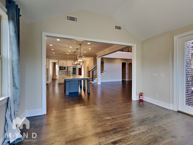 Building Photo - 2995 Manorview Ln