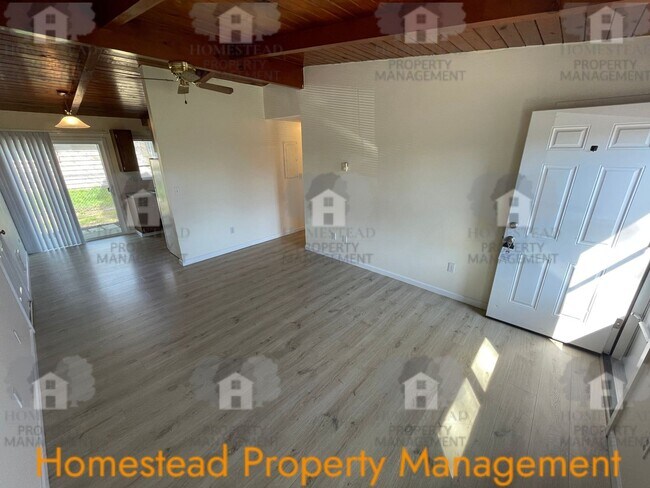 Building Photo - 672