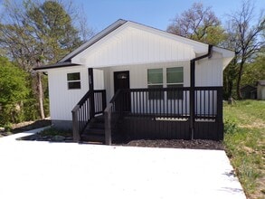 Building Photo - 533 Anton St