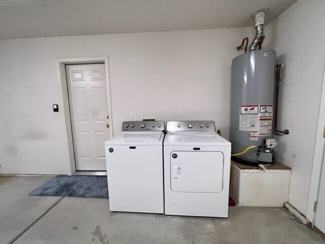 Building Photo - Silver Sands Community Home with fenced Yard 2BR plus bonus area