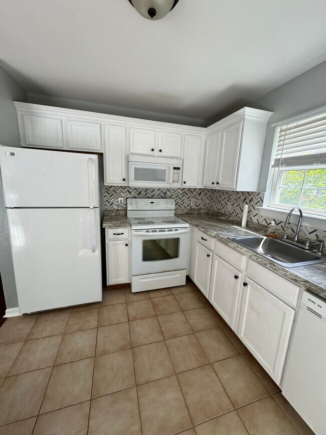 Building Photo - 415 S Zenia Ave