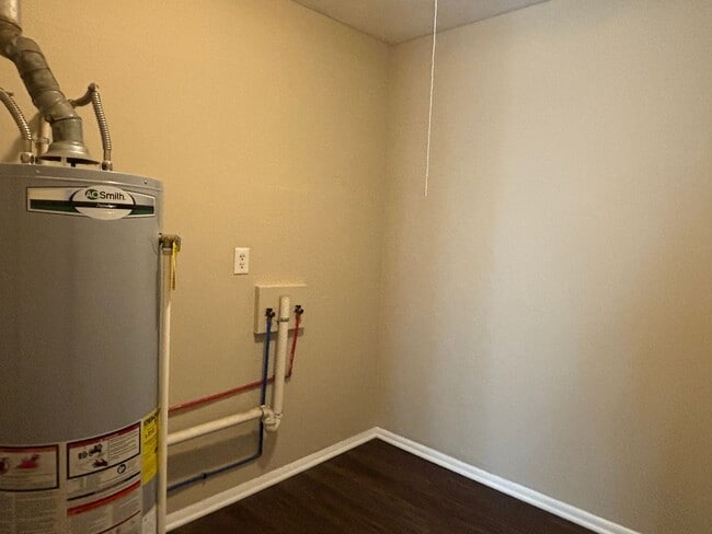 Building Photo - %50 OFF FIRST MONTH'S RENT! Spacious 3 bedroom home with large backyard deck!