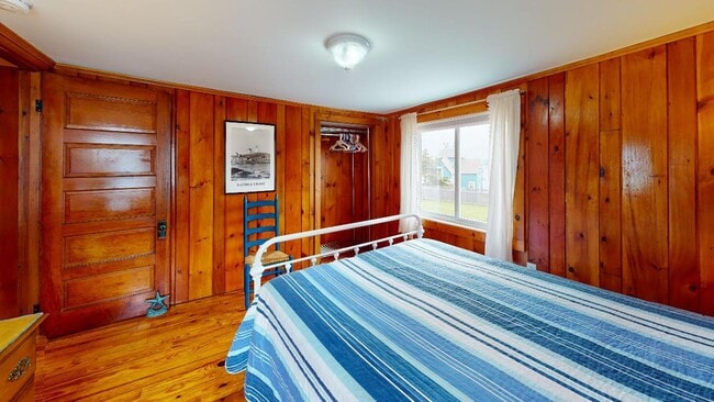 Building Photo - Winter Rental Only. Single Family Available: September 1 to April 30th - May 15th
