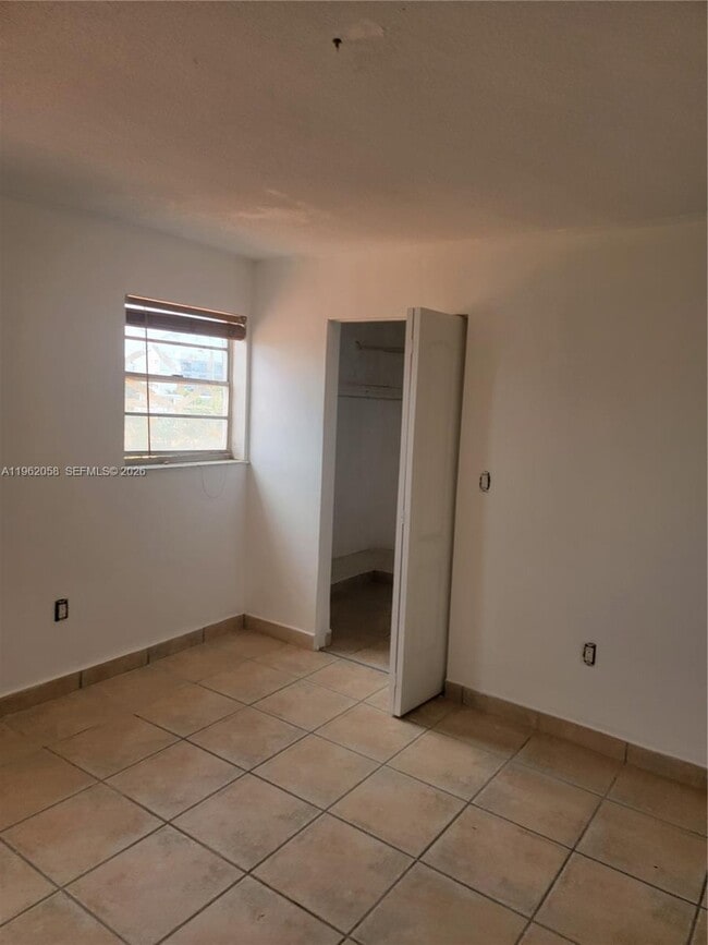 Building Photo - 2150 Bay Dr