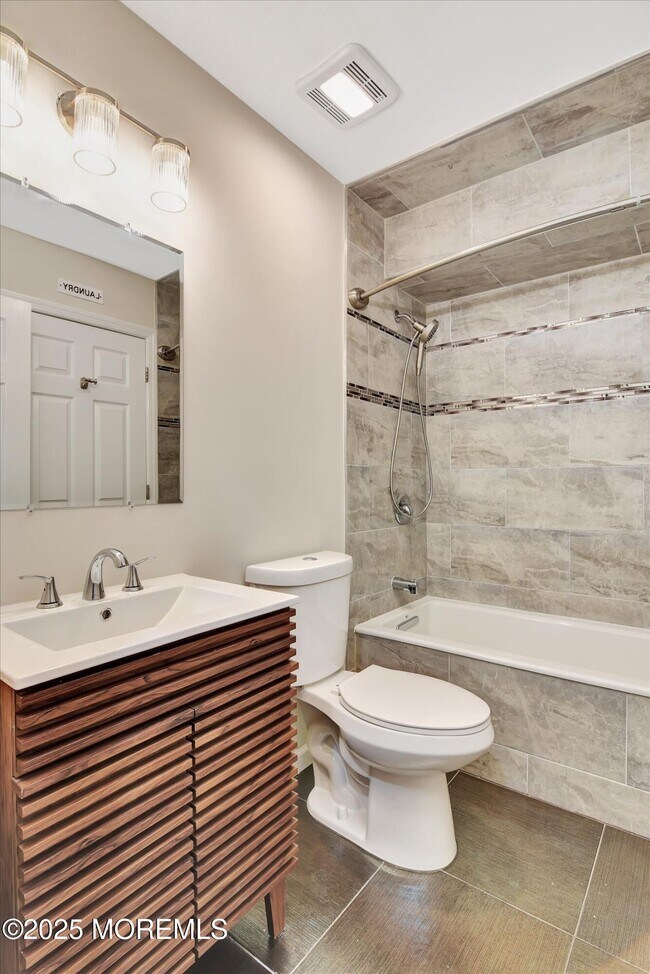 Building Photo - 1508 Wellington Pl