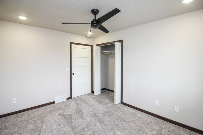 Building Photo - 600-620 W Samantha St