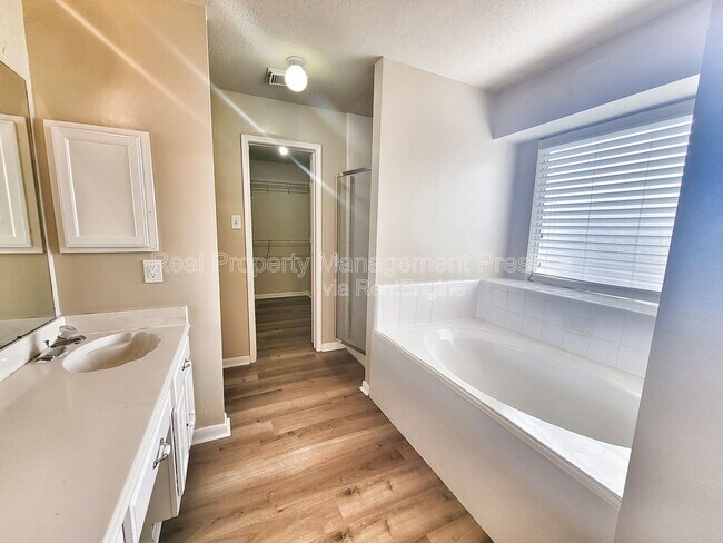 Building Photo - 2715 Sailors Moon Dr