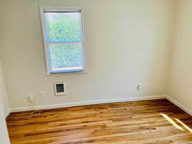 Building Photo - Crisp Duplex, offstreet parking, great backyard too.