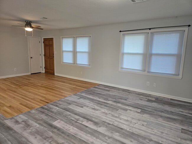 Building Photo - 4580 Hickory Dr