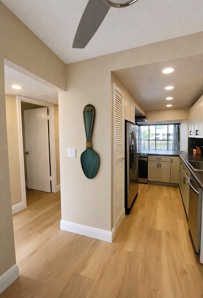 Building Photo - 6 Royal Palm Way