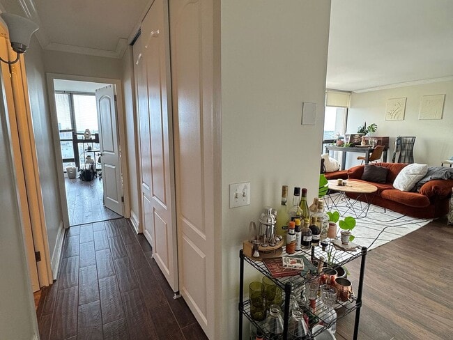 Building Photo - 1540 N La Salle Dr