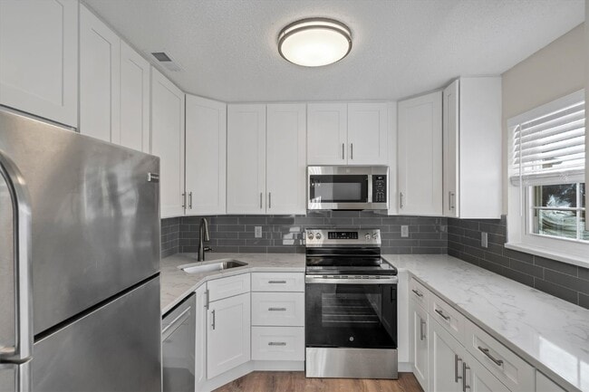 Building Photo - 1607 E Swan Cir