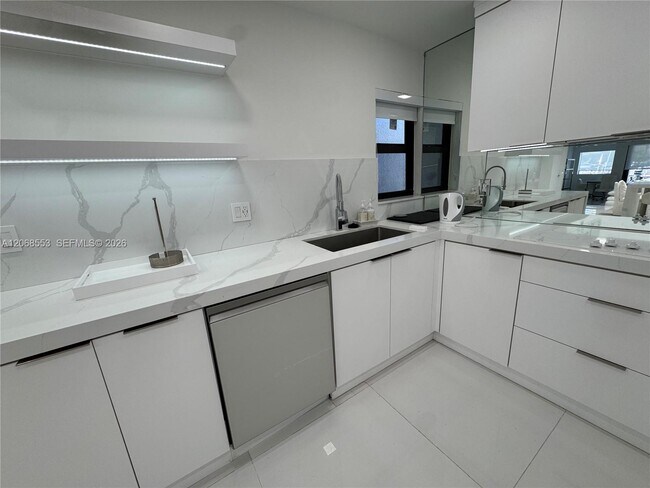 Building Photo - 336 Poinciana Island Dr