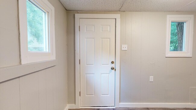 Building Photo - Old Brooklyn Area - 4 Bedroom - 1 Bath - Single Family Home