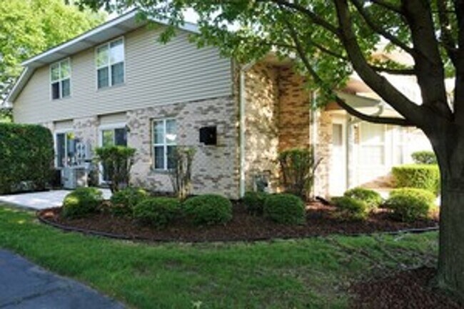 Building Photo - Beautiful 3 bedroom 2.5 Bathroom townhome