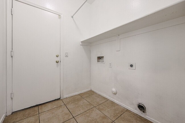 Building Photo - Great Litchfield Park Neignborhood!