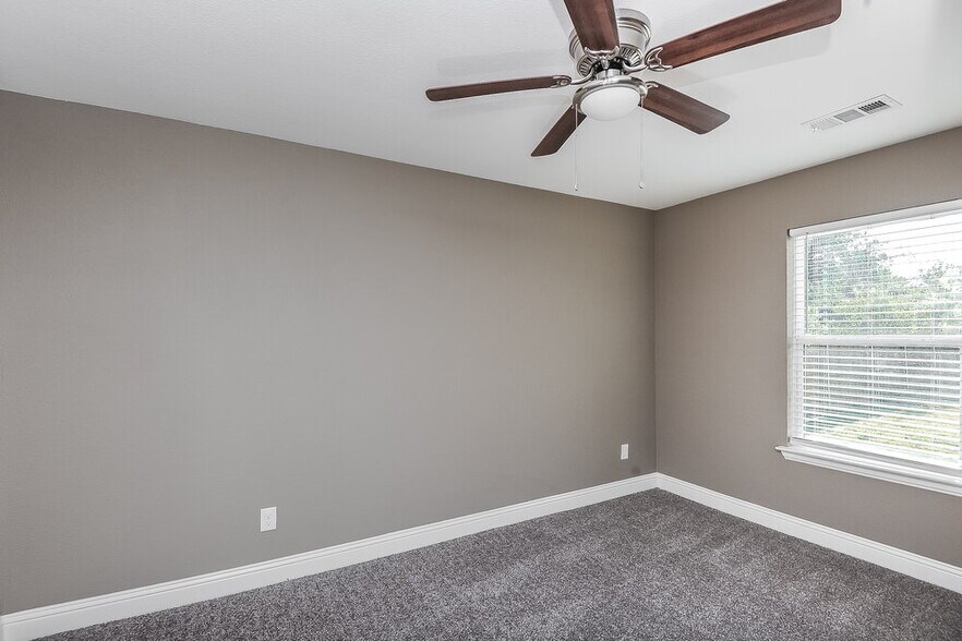 Building Photo - 811 N Ridge Dr