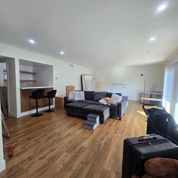 Building Photo - 916 S Sherbourne Dr