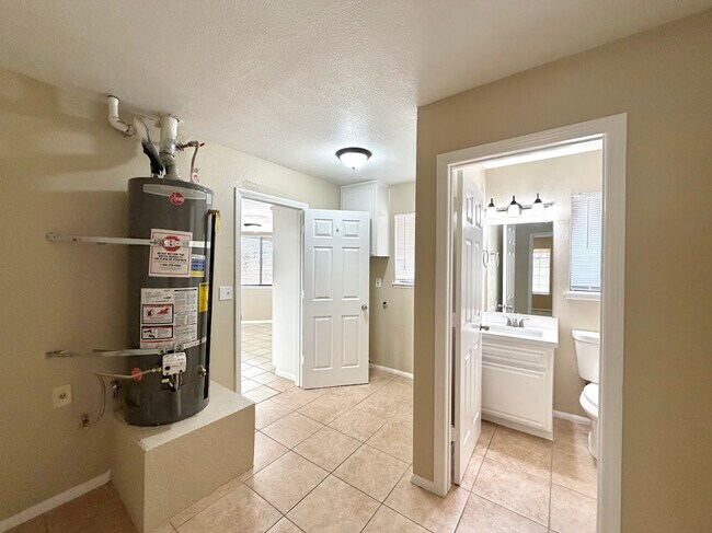 Building Photo - 7742 Oxford Ave