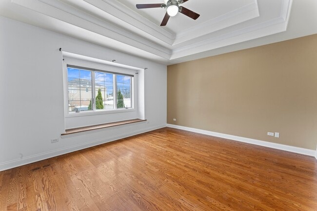 Building Photo - 9743 Oak Park Ave