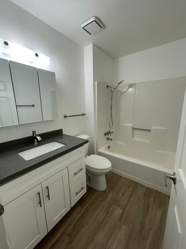 Building Photo - Modern and Move In Ready